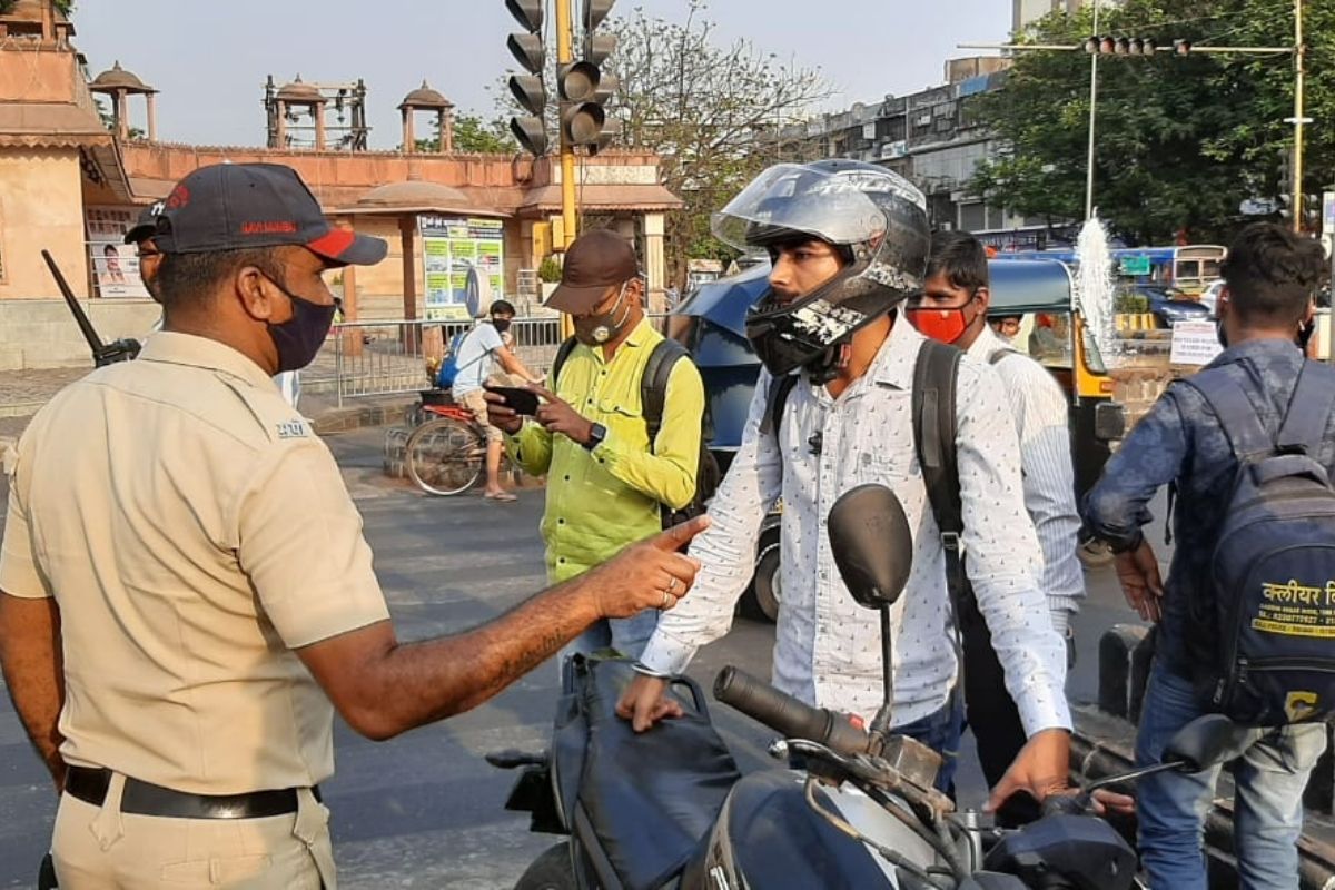 पोलिसांच्या 'ऑल आऊट' मोहिमेमुळे नवी मुंबईकरांची दाणादाण, पाहा PHOTOS