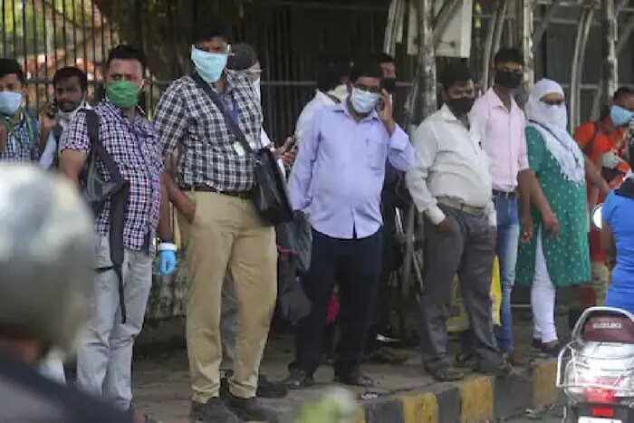 कल्याण डोंबिवली महापालिका क्षेत्रात तर आज कोरोना रुग्णांनी उच्चांक 24 तासांत  1,108 नव्या कोरोना रुग्णांची नोंद झाली आहे. पहिल्यांदाच हा उच्चांक गाठला आहे. त्यामुळे आता अॅक्टिव्ह कोरोना रुग्णांची संख्या 9,235 झाली आहे. दिवसभरात 3 रुग्णांचा उपचारादरम्यान मृत्यू झाला आहे.