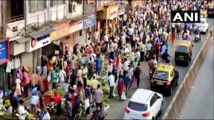 दादर मार्केटमधील हे दृश्यं. जिथं शुक्रवारी फूल आणि भाजी मार्केट गजबजून भरलेलं दिसलं. विशेष म्हणजे इथं नागरिकांनी कोरोना नियम अक्षरश: धाब्यावरच बसवले. ना कुणाच्या चेहऱ्यावर मास्क दिसतो आहे, ना कुणी सोशल डिस्टन्सिंगचं पालन करतं आहे.