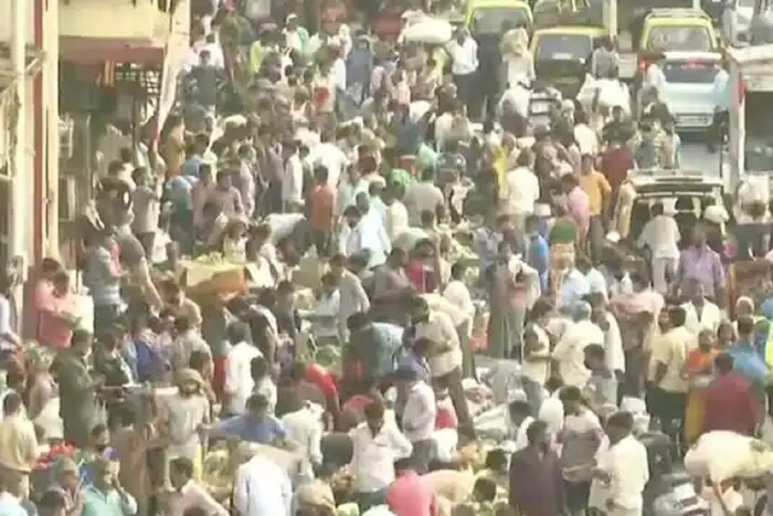 दरम्यान मुंबईत सोमवारपासून पुन्हा एकदा कडक निर्बंध लागू करणार असल्याची माहिती मनपा आयुक्त सुरेश काकाणी यांनी दिली होती. मात्र, आता आजपासूनच हे निर्बंध लागू होण्याची शक्यता मुंबईच्या महापौर किशोरी पेडणेकर यांनी वर्तवली आहे. CNN-News18 ला दिली. 