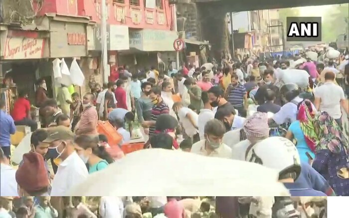 लोकांच्या हलगर्जीपणामुळेच ही परिस्थिती उद्भवत असल्याचं महापौरांनी म्हटलं आहे. किशोरी पेडणेकर म्हणाल्या, की कोणालाही लॉकडाऊन करण्याची इच्छा नाही. मात्र, लॉकडाऊनची गरज पडणार की नाही हे पूर्णपणे लोकांवर अवलंबून आहे.