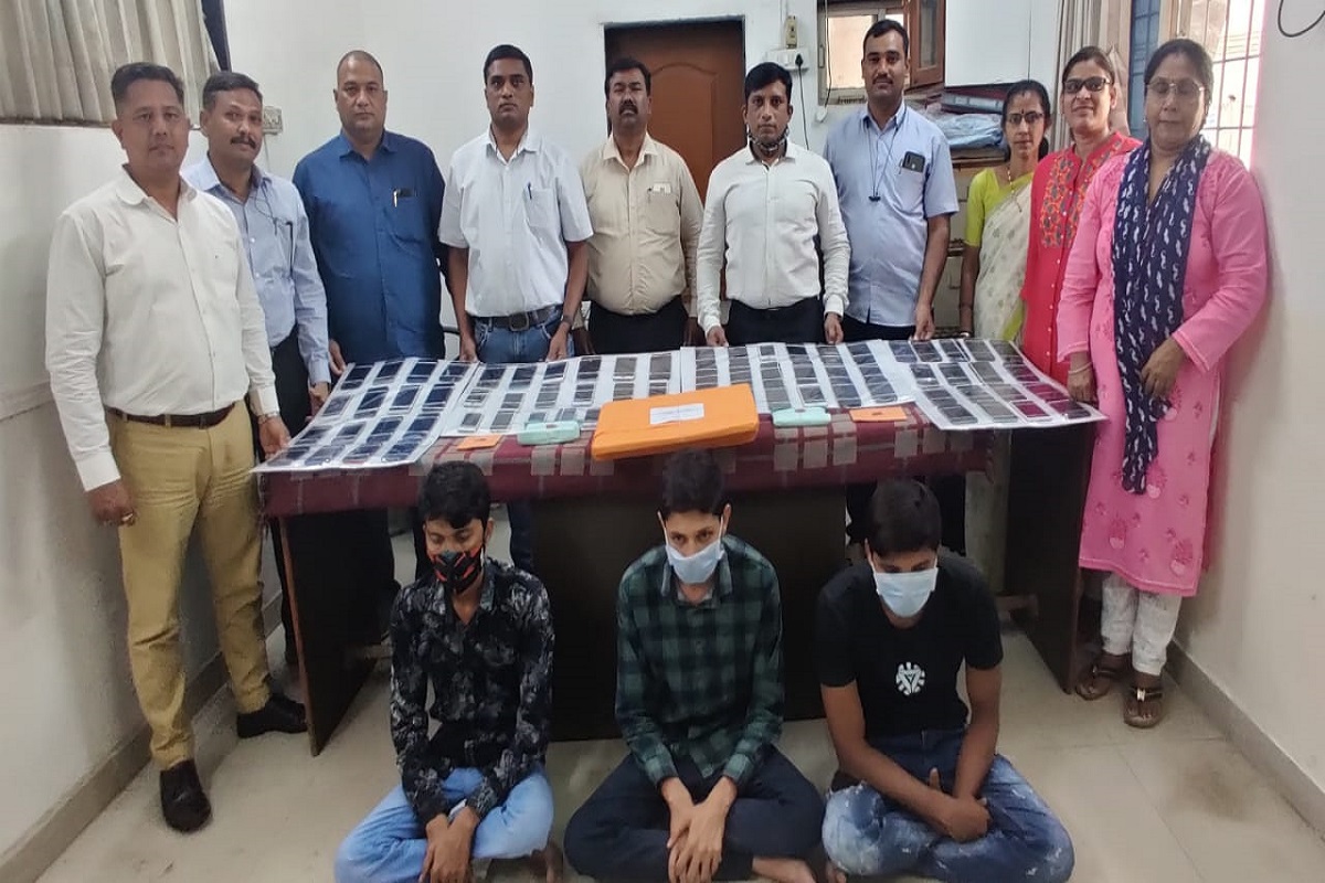 फॉरमॅट करून नव्याकोऱ्या रुपात विकायचे महागडे चोरीचे मोबाइल, मुंबई पोलिसांनी केला पर्दाफाश