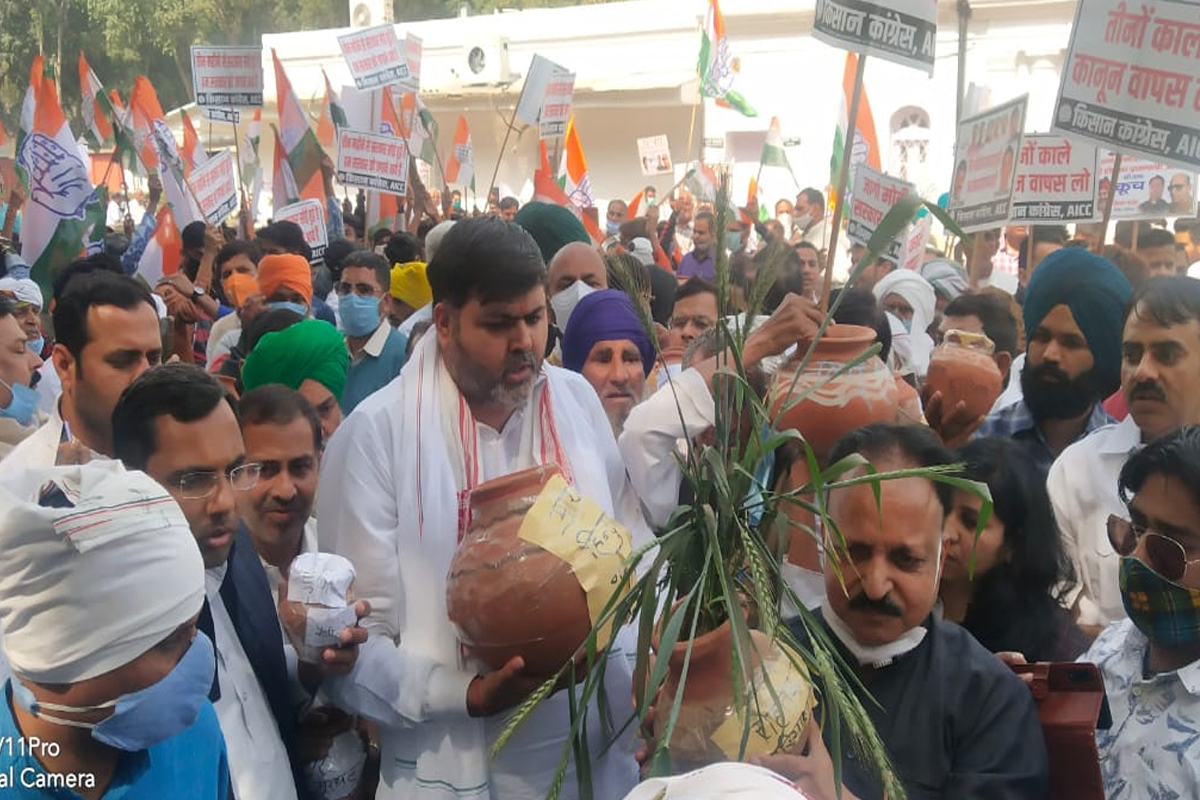 काँग्रेसचा कलश मोर्चा, पंतप्रधानांच्या घरी नेली शेतकऱ्यांच्या शेतातली माती!