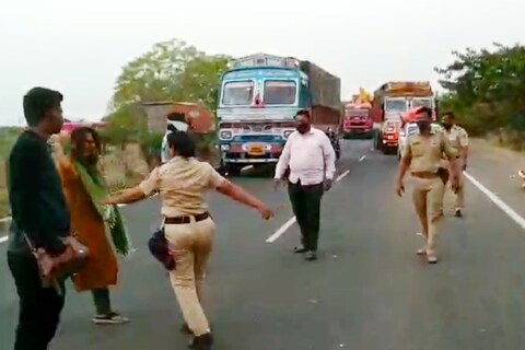 भररस्त्यात दारू पिऊन संबंधित महिलेने धिंगाणा घालत असल्याची माहिती पोलिसांना मिळाली होती. 