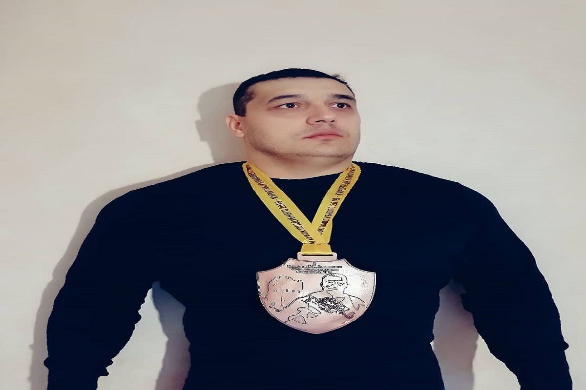 घोड्याला खांद्यावर घेऊन धावतो, अंगावरून कार गेली तरी सहीसलामत; या ताकदवानाचे VIDEO पाहून थक्क व्हाल!