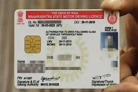 ड्रायव्हिंग लायसन्सच्या रिन्यूवलपासून ते डुप्लिकेट लायसन्ससाठी आता आरटीओमध्ये (RTO) जाण्याची गरज लागणार नाही. रस्ते वाहतूक आणि महामार्ग मंत्रालयाने (Ministry of Road Transport and Highways) 4 मार्च रोजी आधार व्हेरिफिकेशनद्वारे कॉन्टॅक्टलेस सर्व्हिसची (Contactless Service) सुरुवात केली आहे.