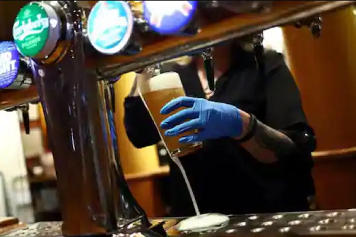 बापरे! असली कसली शेवटची इच्छा, मुलांनी वडिलांच्या अस्थी बारमधील गटारात केल्या विसर्जित