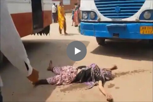 VIDEO : महिलांचे कपडे परिधान करून दारुड्याचा हाय होल्टेज ड्रामा; बस स्टँडवर घातला धिंगाणा VIDEO : महिलांचे कपडे परिधान करून दारुड्याचा हाय होल्टेज ड्रामा; बस स्टँडवर घातला धिंगाणा
