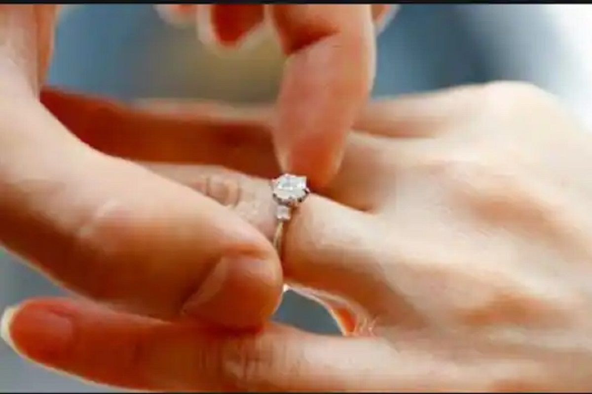 एका लग्नाची अनोखी गोष्ट! आपल्याच प्रेमात आकंठ बुडाली; बॉयफ्रेंडशी ब्रेकअप करून स्वतःशीच केलं लग्न