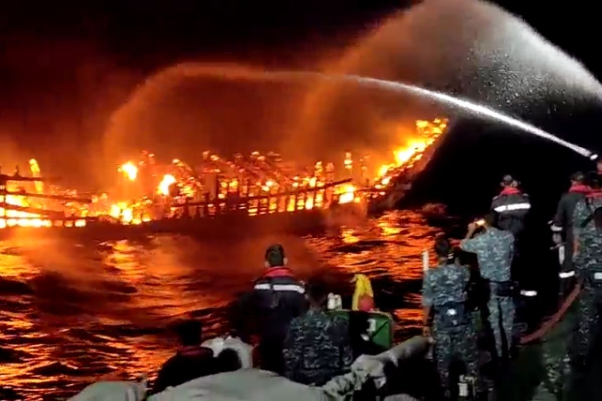 भरसमुद्रात बोटीवर धगधगत होत्या आगीच्या ज्वाला; पाहा थरारक VIDEO