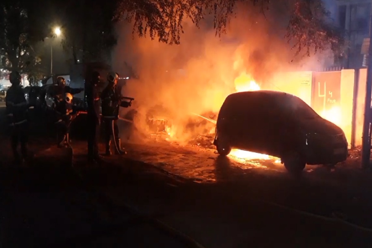 मुंबईच्या रस्त्यावर 'बर्निंग कार'चा थरार, इनोव्हा गाडी पूर्णपणे जळून खाक