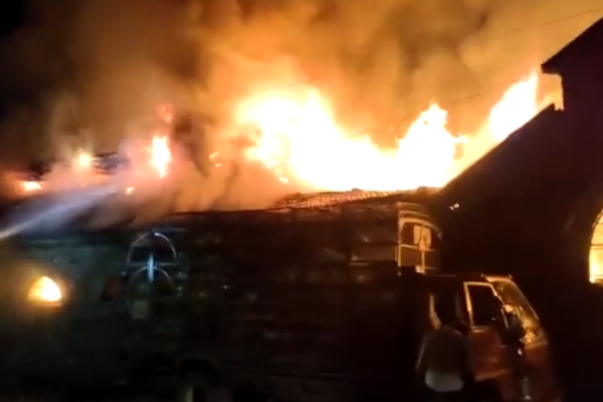 Pune Fire News: पुण्यातील 70 वर्ष जुन्या मार्केटमध्ये भीषण आग, 25 दुकानं आगीच्या भक्ष्यस्थानी
