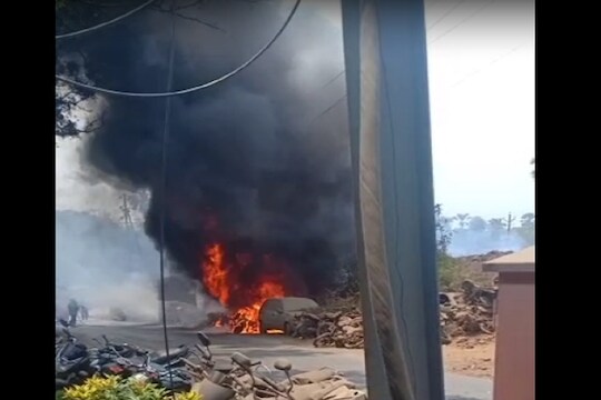 पोलीस स्टेशनसमोर अग्नितांडव, 32 मोटारसायकल आणि 3 चारचाकी वाहनं जळून खाक