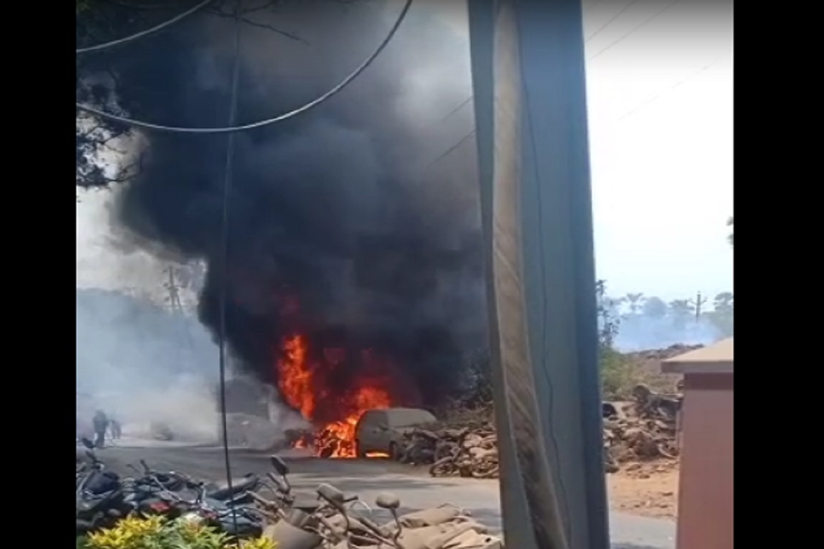 पोलीस स्टेशनसमोर अग्नितांडव, 32 मोटारसायकल आणि 3 चारचाकी वाहनं जळून खाक