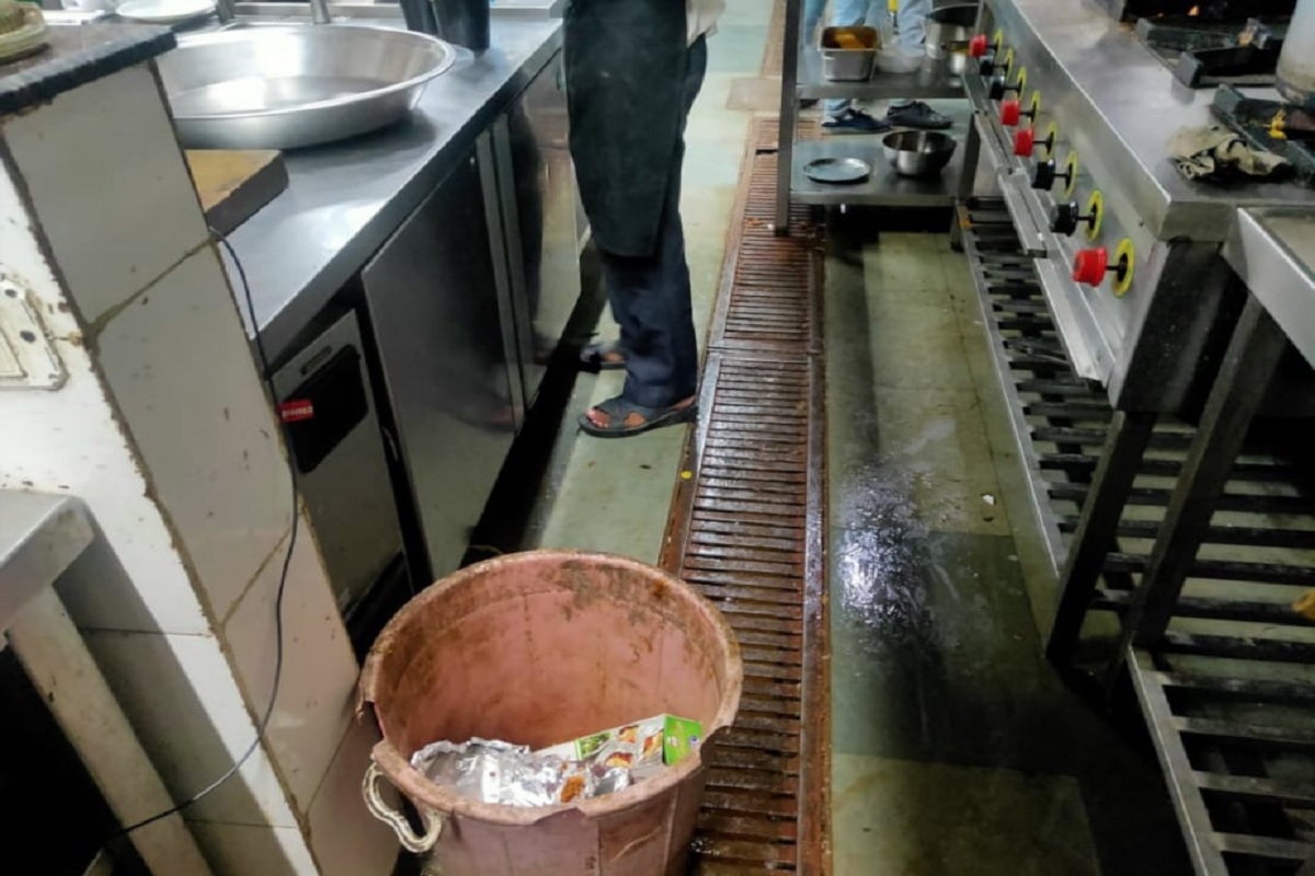 मुंबईतल्या प्रसिद्ध फाइव्हस्टार हॉटेलमध्ये झुरळं! फ्रीजमध्ये दिसले मुदत संपलेले अन्नपदार्थ