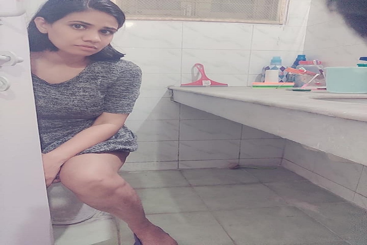 गीता यथार्थ यांनी ३ फेब्रुवारी रोजी आपला टॉयलेटमध्ये बसून दरवाजा अर्धा उघडा ठेवलेला फोटो असत केला. त्यांचा लहान मुलानं हा फोटो काढला आहे.फोटोसोबत एक पोस्ट लिहून त्यांनी सांगितलं, की माझ्यासारख्या एकल आईचं आयुष्य हे असं असतं, जिला टॉयलेटमध्येही गरजेचं खासगीपण मिळत नाही. गीता यथार्थ यांनी ३ फेब्रुवारी रोजी आपला टॉयलेटमध्ये बसून दरवाजा अर्धा उघडा ठेवलेला फोटो असत केला. त्यांचा लहान मुलानं हा फोटो काढला आहे.फोटोसोबत एक पोस्ट लिहून त्यांनी सांगितलं, की माझ्यासारख्या एकल आईचं आयुष्य हे असं असतं, जिला टॉयलेटमध्येही गरजेचं खासगीपण मिळत नाही.