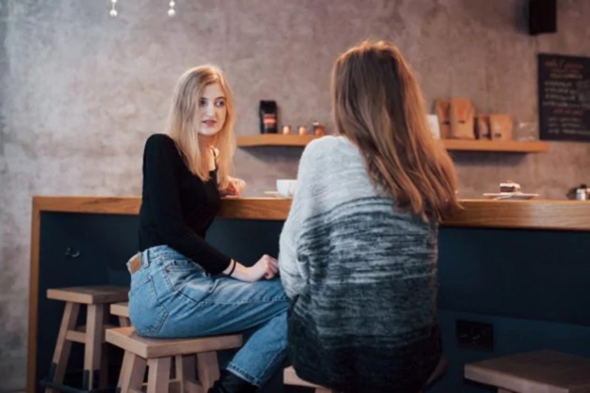 girls gossiping: महिला कोणत्या गोष्टीवर करतात सर्वाधिक चर्चा, सर्वेक्षणातून आलं समोर