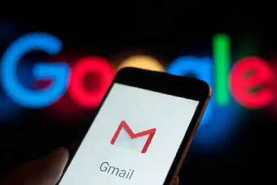 या पेजवर स्क्रोल करुन सर्वात खाली आल्यानंतर तुमच्याकडून वापरल्या गेलेल्या gmail ची माहिती मिळेल. याच माहितीच्या बाजूला Details दिसतील. त्या लाईनमध्ये Last Account Acitivity पर्याय दिसेल. त्यानंतर डिटेल्सवर क्लिक करावं लागेल.