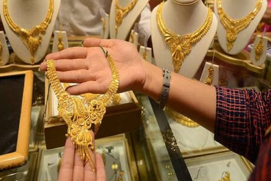 दिल्लीतील सराफा बाजारात सोमवारी (15 मार्च, 2021)  24 कॅरेट सोनं प्रति ग्रॅम 44,436 रुपये होतं.