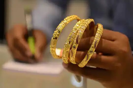 Gold Price Today: लग्नसराईच्या काळात खरेदी करा स्वस्त सोनं, आतापर्यंत 10000 रुपयांनी कोसळले दर
