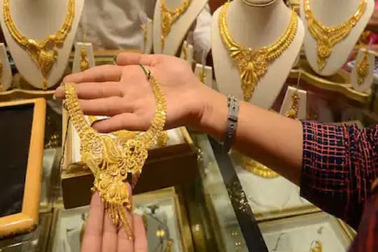 Gold Price Today: सोन्याचा दर आणखी घसरला, चांदीही स्वस्त; जाणून घ्या आजचा लेटेस्ट रेट