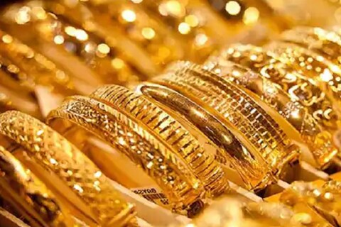 लग्नसराई सुरू होण्याआधीच सोनं आणि चांदीच्या किमतीत (Gold and Silver Price) वाढ झाल्याचं पाहायला मिळत आहे. चांदीच्या किमतीत 1400 रुपये प्रति किलो इतकी वाढ झाली आहे.