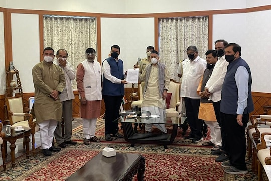 Devendra Fadnavis यांच्यासह भाजपच्या शिष्टमंडळाने  घेतली राज्यपालांची भेट