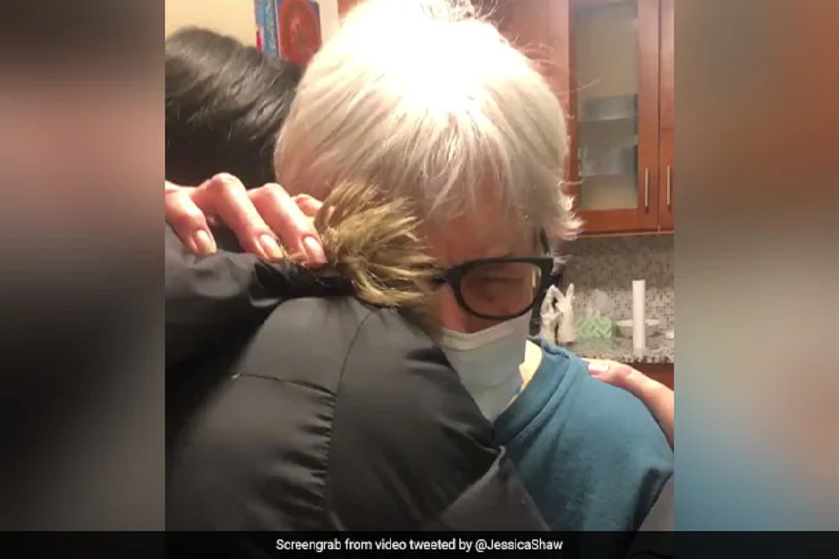 आजींनी घेतली कोरोनाची लस, डॉक्टरांनी प्रिस्क्रिप्शनवर असं काही लिहिलं, की आजींचे डोळे पाणावले