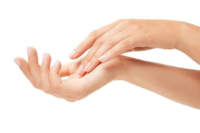 हातापायाची नखं आपलं सौदर्यच वाढवत नाहीत तर, आपल्या आरोग्याचा (Health)आरसाही असतात. आपल्या आरोग्यात झालेला बिघाड नखांवरून लक्षात येऊ शकतो.