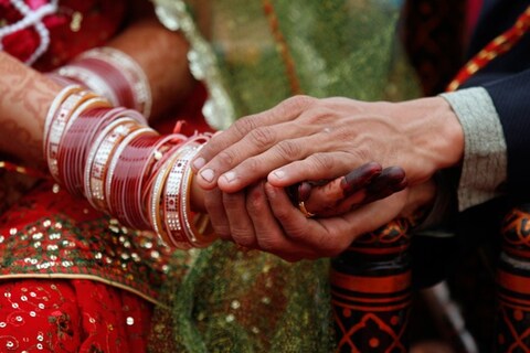 मुस्लीम मुलीनं (Muslim Girl) हिंदू मुलासोबत (Hindu Boy) केलेलं लग्न वैध मानले जाऊ शकत नाही असा महत्त्वपूर्ण निर्णय पंजाब आणि हरयाणा हायकोर्टाने ( Punjab and Haryana high court) दिला आहे