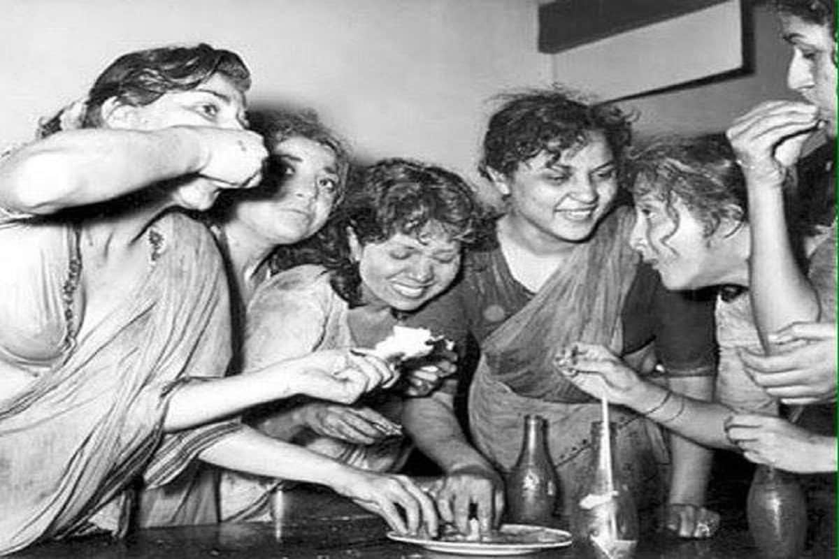 या रंगपंचमीमध्ये नर्गिस, वैजंतीमाला, हेमा मालिनी, राकेश रोशन, मिथुन, धर्मेंद्र,जितेंद्र, प्राण, प्रेम चोप्रा, रेखा, अनिल कपूर, दारासिंग, शत्रुघ्न सिन्हा यांसारखे मोठ-मोठे कलाकार मोठ्या उत्साहाने सहभागी होतं असतं. या रंगपंचमीमध्ये नर्गिस, वैजंतीमाला, हेमा मालिनी, राकेश रोशन, मिथुन, धर्मेंद्र,जितेंद्र, प्राण, प्रेम चोप्रा, रेखा, अनिल कपूर, दारासिंग, शत्रुघ्न सिन्हा यांसारखे मोठ-मोठे कलाकार मोठ्या उत्साहाने सहभागी होतं असतं.