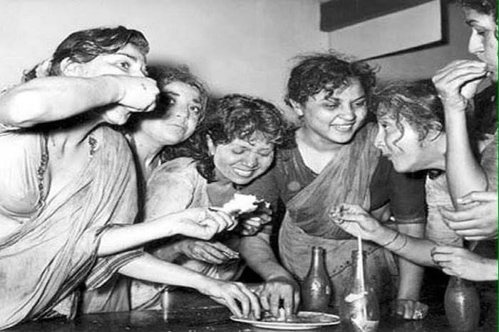 या रंगपंचमीमध्ये नर्गिस, वैजंतीमाला, हेमा मालिनी, राकेश रोशन, मिथुन, धर्मेंद्र,जितेंद्र, प्राण, प्रेम चोप्रा, रेखा, अनिल कपूर, दारासिंग, शत्रुघ्न सिन्हा यांसारखे मोठ-मोठे कलाकार मोठ्या उत्साहाने सहभागी होतं असतं.