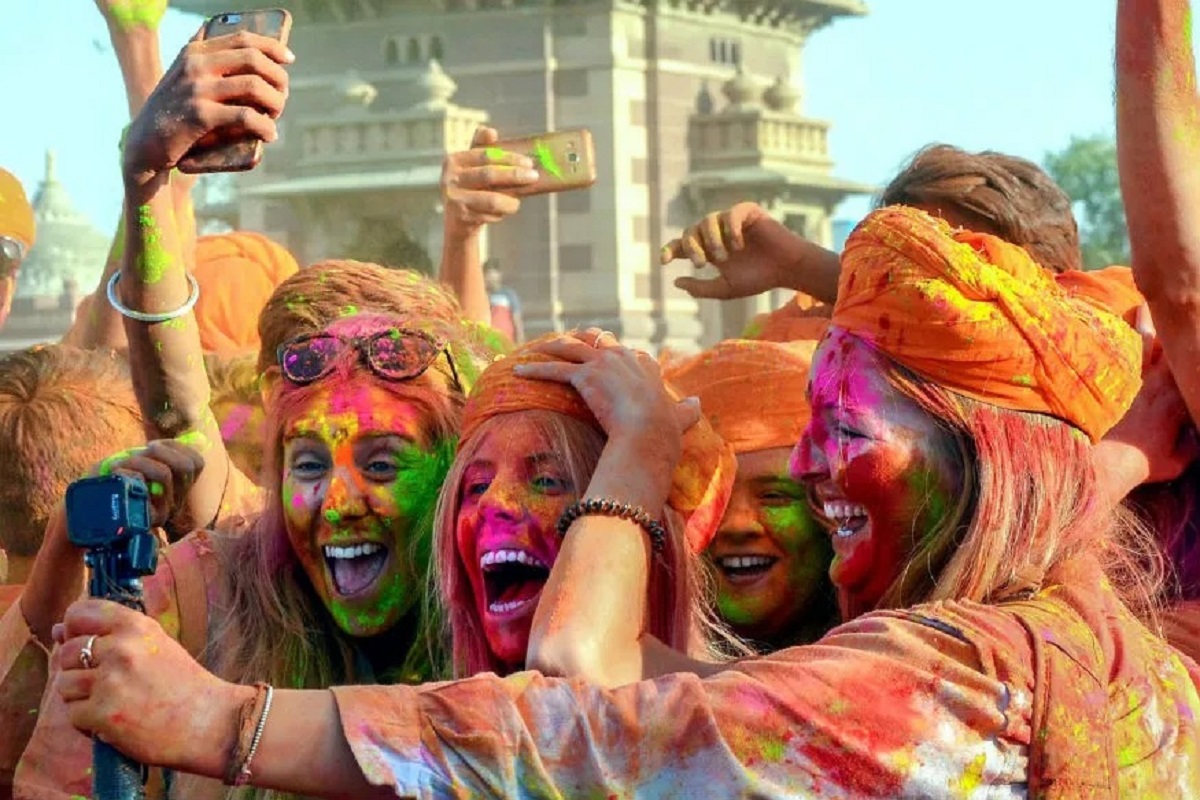 मुंबईसह या राज्यांमध्येही होळी, रंगपंचमी साजरी करण्यास बंदी; जाणून घ्या काय आहेत नियम