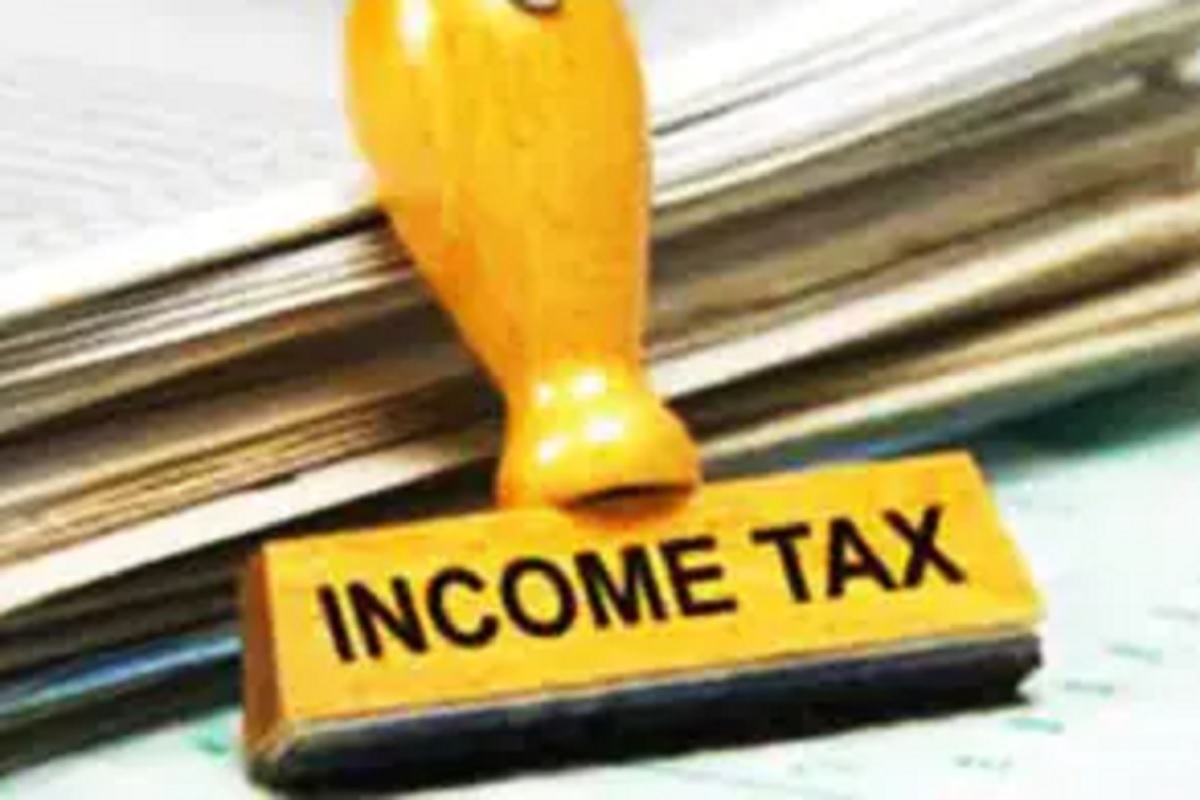 प्राप्तिकर कायद्यानुसार, एखाद्या व्यक्तीची करदेयता वर्षामध्ये 10,000 रुपयांपेक्षा जास्त असेल तर त्यांना चार हप्त्यांमध्ये म्हणजेच 15 जुलै,15 सप्टेंबर,15 डिसेंबर आणि 15 मार्च पूर्वीचा आगाऊ कर भरावा लागेल. जर असे टॅक्स भरले नाही, तर करदात्याला दंड भरावा लागतो. आयकर नियमानुसार, करदात्यास 15, 45, 75 आणि 100 टक्के अशा चार हप्त्यांमध्ये आगाऊ कर भरावा लागतो. जर करदाता अंतिम मुदतीत अग्रीम कर भरु शकला नाही तर कलम 234 बी आणि 234 सी अंतर्गत व्याज भरावे लागतं. जर तुम्ही 15 मार्चपर्यंतचा चौथा हप्ता भरला नसेल, तर कोणत्याही परिस्थितीत तो 31 मार्चपूर्वी भरावा. 31 मार्चपर्यंत पेमेंट भरल्यास ती रक्कम आगाऊ कर समजला जातो.