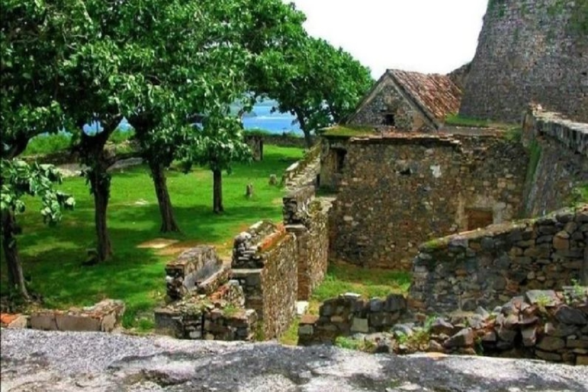 या गुढ बीचवर जाण्यास आजही घ्यावी लागते परवानगी, एकेकाळी होता धोकादायक