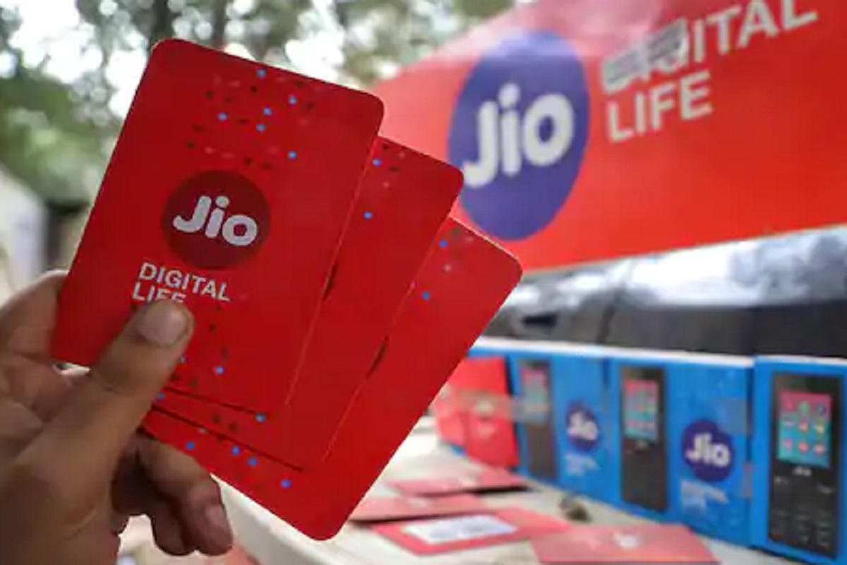 Jio चा जबरदस्त प्लॅन; वर्षभर अनलिमिटेड फ्री कॉलिंग, हायस्पीड इंटरनेट आणि बरंच काही...