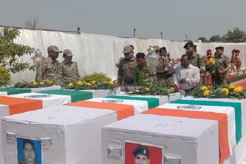 Chhattisgarh Narayanpur Naxal Attack: शहीद जवानांच्या मृतदेहाला वरिष्ठ अधिकारी खांदा देत असतानाचा क्षण भावुक करणारा होता.