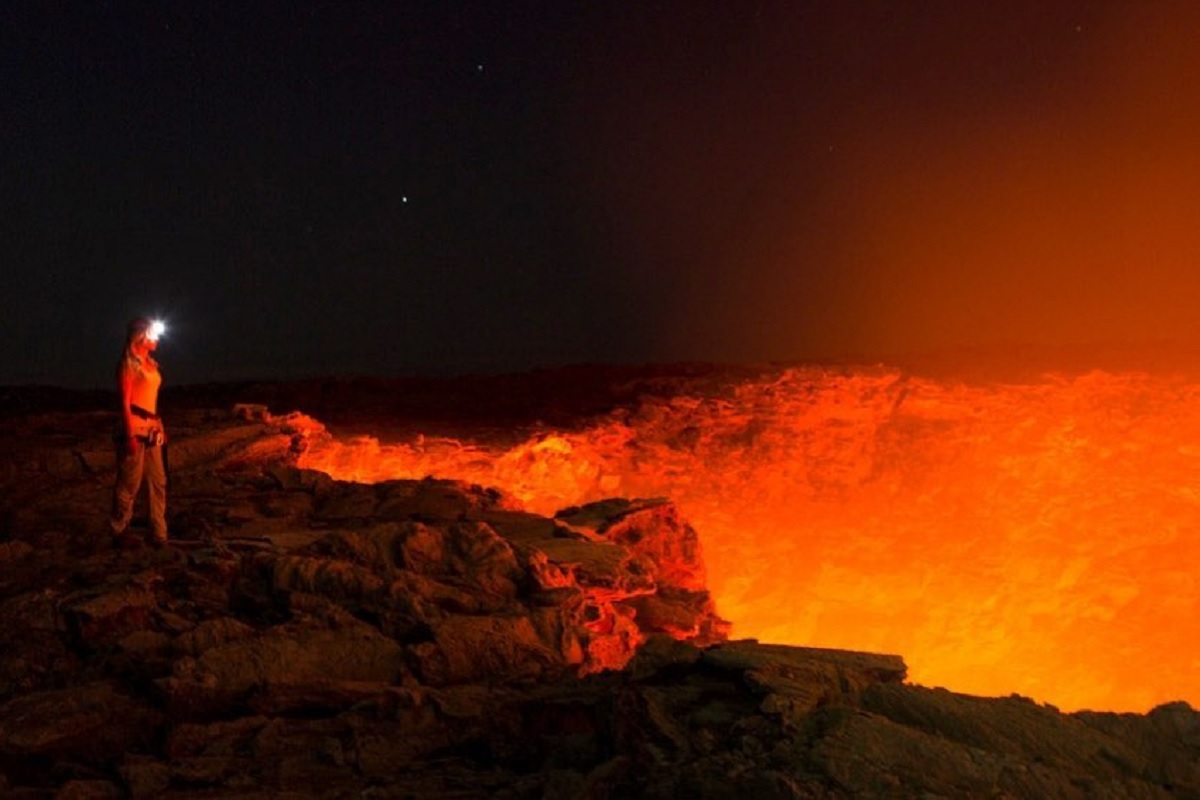 खतरनाक! धगधगत्या ज्वालामुखीवरून गेली करीना; VIDEO पाहून अंगावर येईल काटा
