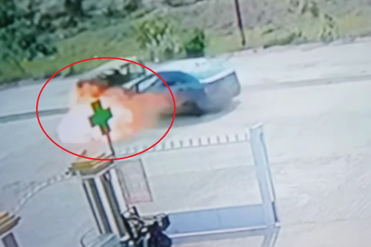 कारच्या धडकेत रिक्षातील CNG टाकीचा स्फोट, 4 जणं जागीच ठार; थरारक LIVE VIDEO आला समोर