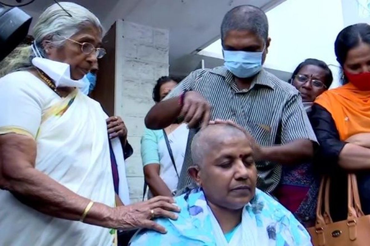 तिकीट मिळालं नाही म्हणून महिला काँग्रेस अध्यक्षाने पक्ष कार्यालयाबाहेर केलं मुंडन