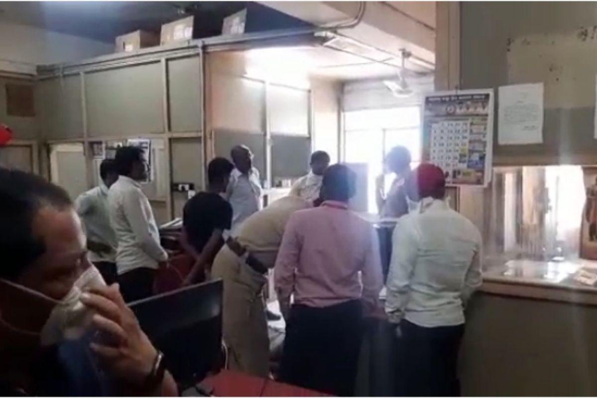 VIDEO : सरकारी कर्मचाऱ्याची कार्यालयातच आत्महत्या; सकाळी ऑफिस उघडताच सर्वजण हादरले
