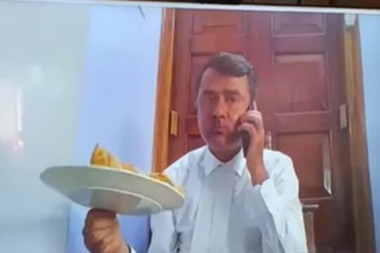 VIDEO: ऑनलाईन सत्रादरम्यान सुरू राहिला वकीलाचा कॅमेरा, सॉलिसिटर जनरल म्हणाले, 'आम्हालाही पाठवा'