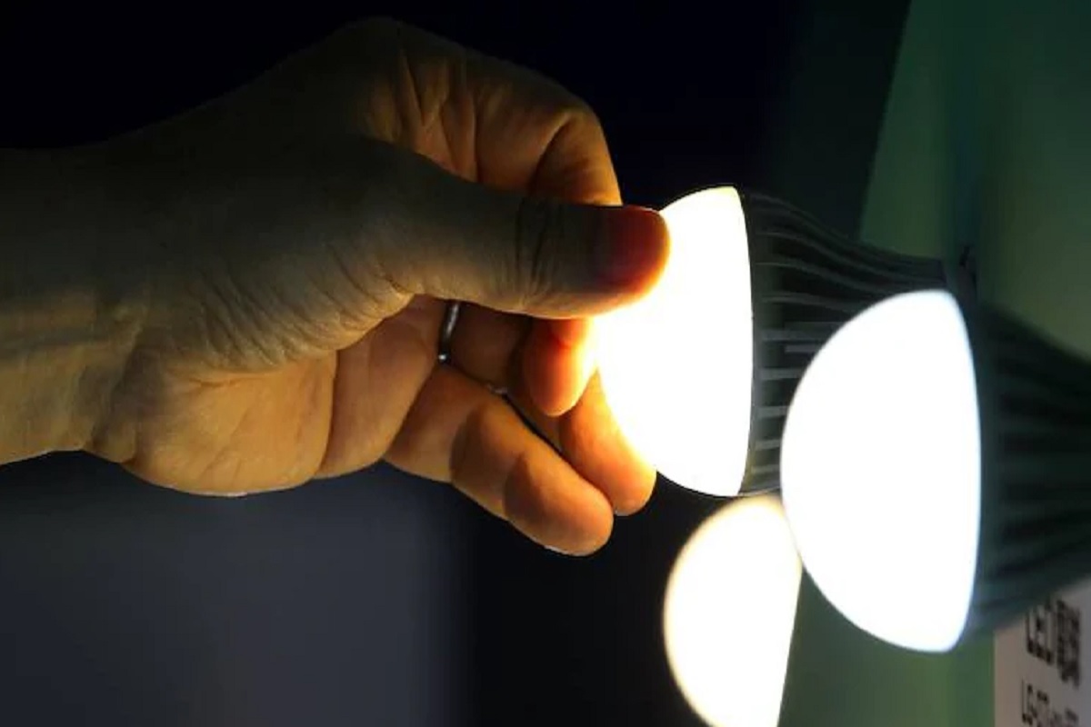 Gram Ujala Scheme: 3 वर्षांच्या वॉरंटीसह, केवळ 10 रुपयांत मिळेल LED बल्ब; जाणून घ्या या योजनेबाबत