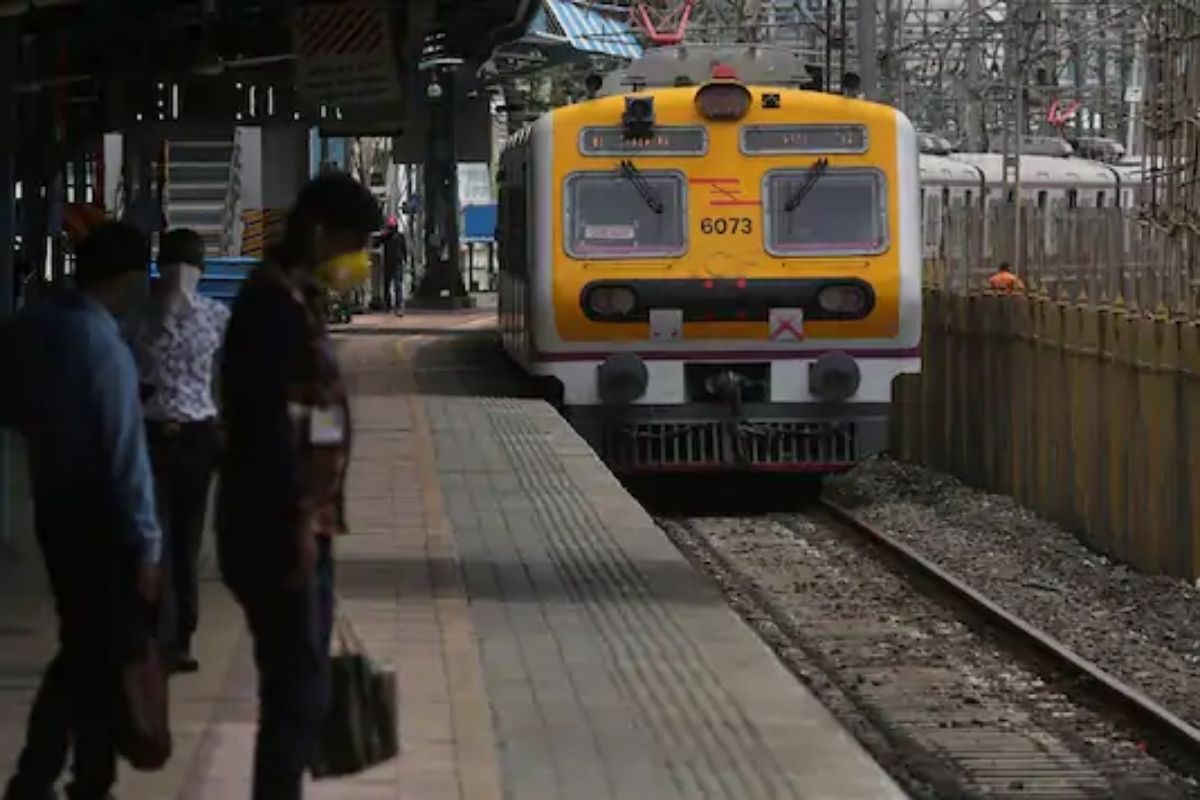 सामान्य रेल्वे प्रवाशांना दिलासा कधी? 15 जूनपर्यंत तरी रेल्वेची दारं बंद