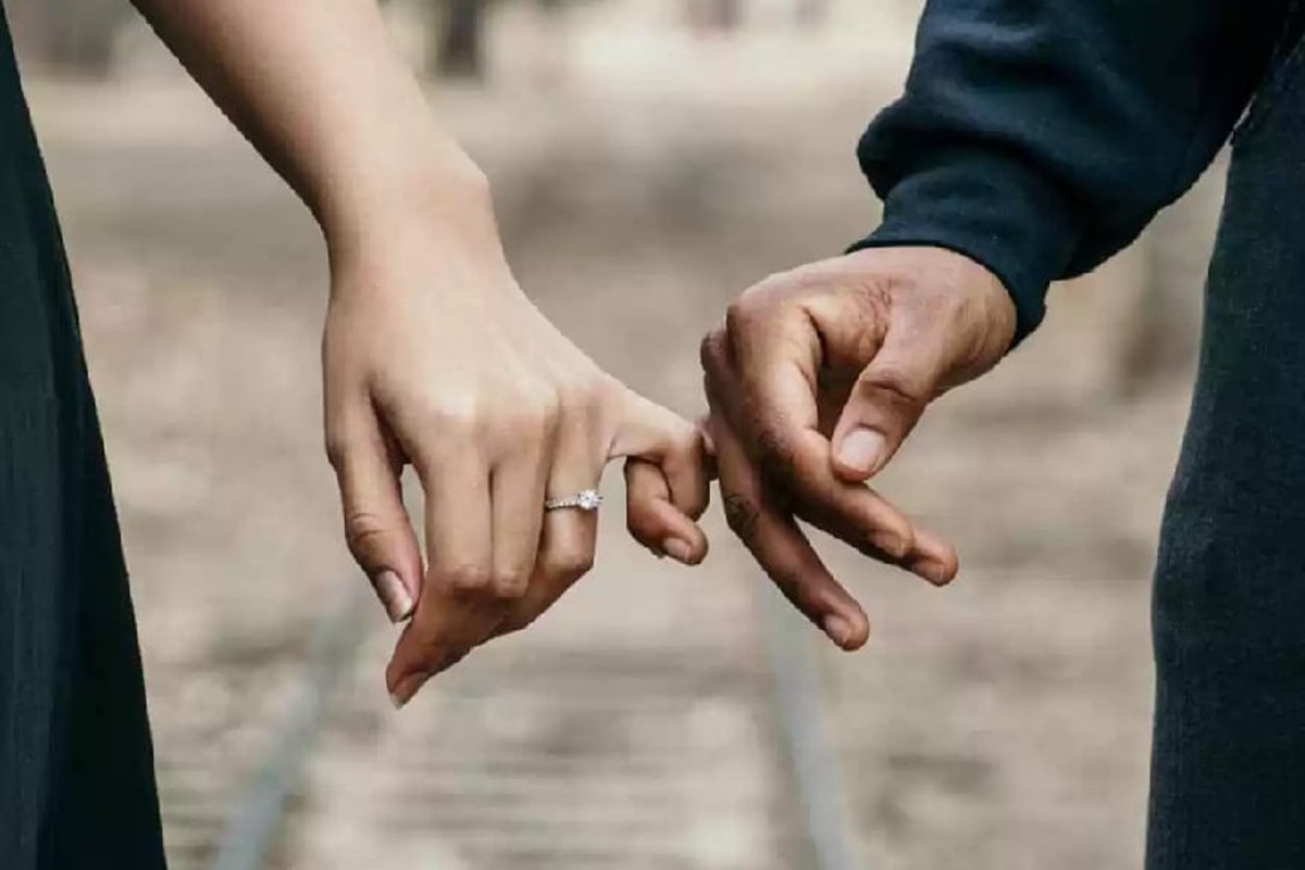 हद्दच झाली! 16 वर्षाच्या मुलावर जडलं विवाहित महिलेचं प्रेम, पती आणि 3 मुलांना सोडून फरार