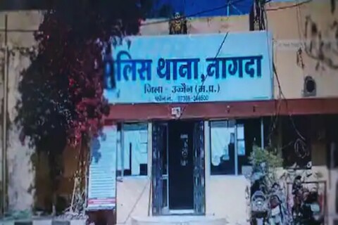 तरुणीच्या सावत्र वडिलांनीच आपल्या मुलीची हत्या (Father Kills Daughter केली आहे. पोलिसांनी दिलेल्या माहितीनुसार, दोघांमध्ये सतत वाद होत होते. 
