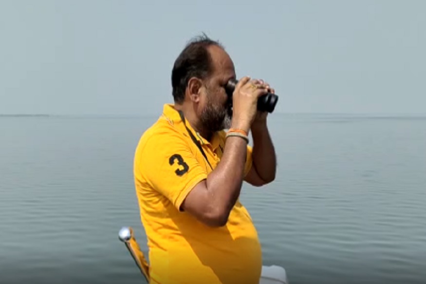 महादेव जानकरांनी दुर्बिणीतून असं काही पाहिलं की कार्यकर्ते हसून लोटपोट!