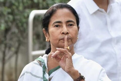 'कंदहार विमान अपहरण प्रकरणाच्या वेळी (Kandahar incident) अपहरण करण्यात आलेल्या प्रवाशांच्या सुटकेसाठी स्वत:ला अतिरेक्यांच्या ताब्यात सोपवण्याची ममता बॅनर्जी (Mamata Banerjee) यांची तयारी होती.'