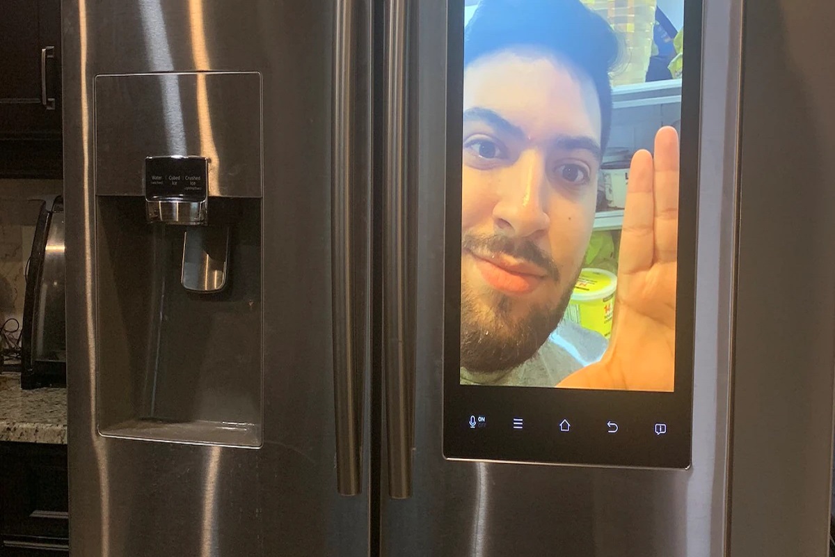 OMG! हा तर चक्क फ्रिजमध्ये जाऊन बसला, फोटोवर नेटकऱ्यांनी दिल्या धमाल प्रतिक्रिया