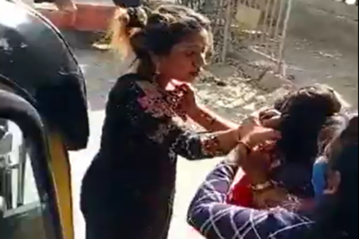 मुंबईत मास्क न घातल्यानं दंड मागितला असता महिलेची BMC मार्शलला जबरदस्त मारहाण, VIDEO VIRAL